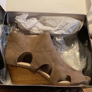 Nice Open Toe Taupe Wedges